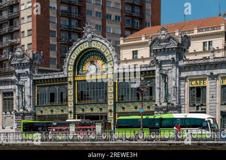 Vista della famosa stazione ferroviaria - la Concordia. La stazione ferroviaria è stata costruita nel 1902 in uno stile moderno. Situato nel centro della città di Bilbao. Foto Stock