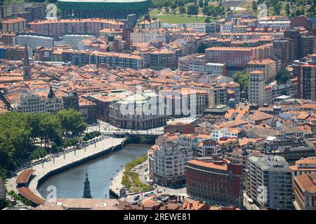 Vista panoramica della città di Bilbao. Prospettiva dall'alto della città. Di fronte alla città vecchia e al fiume Nervion, sullo sfondo le montagne Foto Stock