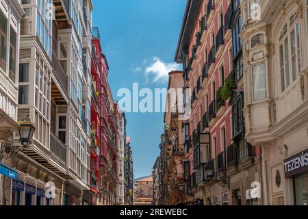 Le bellissime strade della città europea di Bilbao. Situata a nord di Span, è la città più grande dei Paesi Baschi e importante destinazione di viaggio. Foto Stock