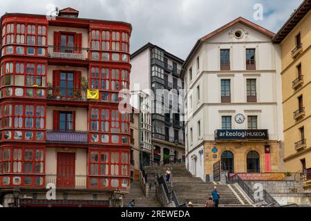 Le bellissime strade della città europea di Bilbao. Situata a nord di Span, è la città più grande dei Paesi Baschi e importante destinazione di viaggio. Foto Stock