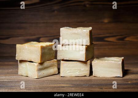 Barrette di tradizionale sapone di alloro naturale di aleppo su fondo di legno. Cosmetici naturali, trattamenti scik e dermatologia Foto Stock