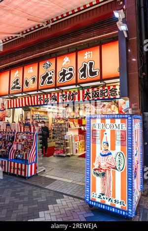 Il famoso negozio di clown Kuidaore Taro di notte a Dotonbori, Osaka. Ingresso del negozio con foto al neon di benvenuto del clown e dei suoi tamburi. Foto Stock