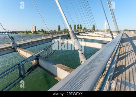 La passerella pedonale Deux-Rives tra Germania e Francia a Kehl e Strasburgo, simbolo della cooperazione transfrontaliera. BAS-Rhin, Collectivite europeenne d Foto Stock