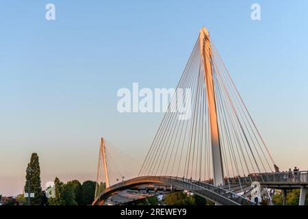 La passerella pedonale Deux-Rives tra Germania e Francia a Kehl e Strasburgo, simbolo della cooperazione transfrontaliera. BAS-Rhin, Collectivite europeenne d Foto Stock