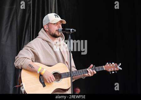 Mannheim, Germania. 29 luglio 2023. Il musicista Luca Noel si erge sul palco con la sua chitarra durante un concerto nel cortile d'onore del castello barocco di Mannheim. Crediti: Silas Stein/dpa/Alamy Live News Foto Stock