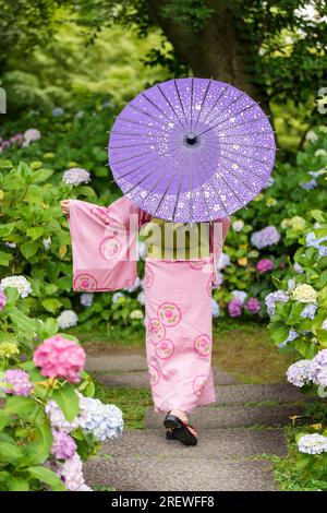 Giovane donna giapponese con ombrellino di carta Foto stock - Alamy