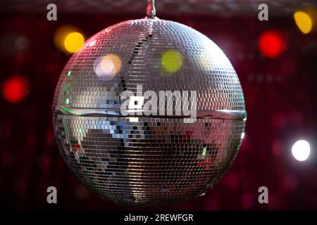 Ballo da discoteca con raggi luminosi, foto di sfondo per feste notturne. Foto Stock