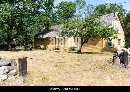 Bella casa tradizionale in legno di colore giallo sulla remota isola kihnu nel mar baltico in estonia Foto Stock