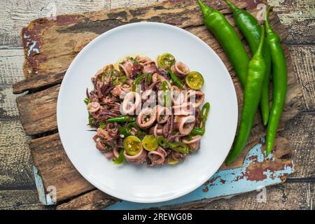 Cumi Cabe Ijo, Spicy Stir Fry Squid con peperoncino verde, peperoncino verde e pomodori verdi Foto Stock