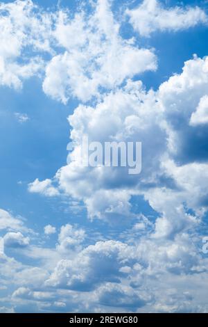Nuvole di cielo. Cielo blu e sfondo nuvole bianche Foto Stock
