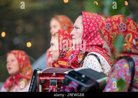 Donna in costume tradizionale estone durante il festival Jaanipaeva, la vigilia di metà estate o la St Giorno di Giovanni sull'isola di Kihnu, Mar Baltico, Estonia Foto Stock