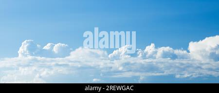 Panorama delle nuvole di cielo. Cielo blu e sfondo nuvole bianche, banner Foto Stock