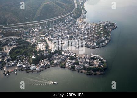 Villaggio e lago. Foto a Shuanglang, Yunnan, Cina. Foto Stock