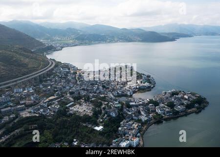 Villaggio e lago. Foto a Shuanglang, Yunnan, Cina. Foto Stock