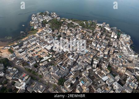 Villaggio e lago. Foto a Shuanglang, Yunnan, Cina. Foto Stock