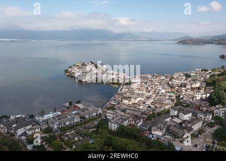 Villaggio e lago. Foto a Shuanglang, Yunnan, Cina. Foto Stock