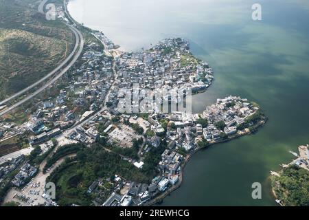 Villaggio e lago. Foto a Shuanglang, Yunnan, Cina. Foto Stock