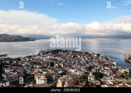 Villaggio e lago. Foto a Shuanglang, Yunnan, Cina. Foto Stock