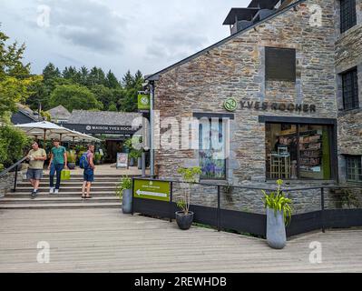 C) Denis TRASFI / MAXPPP - Francia, Bretagne, Morbihan, Maison Yves Rocher à Gacilly le 20 juillet 2023 - / Francia, Bretagna, Morbihan, Maison Yves R. Foto Stock