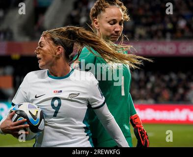 Dunedin, nuova Zelanda. 30 luglio 2023. Coppa del mondo femminile FIFA 2023 gruppo A - Svizzera vs nuova Zelanda. Gabi Rennie, neozelandese, allontana la palla dal portiere svizzero Gaelle Thalmann nei minuti finali. La nuova Zelanda non riesce ad avanzare alle fasi a eliminazione diretta della Coppa del mondo femminile 2023 dopo un pareggio senza reti con la Svizzera. La Svizzera vince il gruppo. DAT do/Alamy Live News. Foto Stock