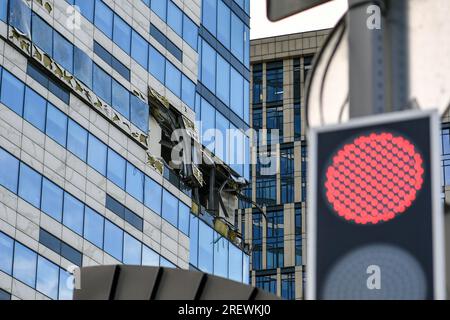 (230730) -- MOSCA, 30 luglio 2023 (Xinhua) -- questa foto scattata il 30 luglio 2023 mostra un edificio danneggiato da un attacco di droni a Mosca, in Russia. L'Ucraina ha tentato di lanciare un attacco contro obiettivi a Mosca con tre droni, ma non è riuscito a raggiungere il suo obiettivo, ha detto il Ministero della difesa russo domenica. Secondo il ministero, Kiev ha lanciato tre veicoli aerei senza equipaggio a Mosca la mattina presto di domenica. Uno fu abbattuto dalle forze di difesa aerea sopra il distretto di Odintsovo nella regione di Mosca, mentre gli altri due furono bloccati da sistemi di guerra elettronica e si schiantarono contro un complesso di non residenti Foto Stock