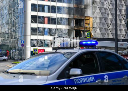 (230730) -- MOSCA, 30 luglio 2023 (Xinhua) -- questa foto scattata il 30 luglio 2023 mostra un edificio danneggiato da un attacco di droni a Mosca, in Russia. L'Ucraina ha tentato di lanciare un attacco contro obiettivi a Mosca con tre droni, ma non è riuscito a raggiungere il suo obiettivo, ha detto il Ministero della difesa russo domenica. Secondo il ministero, Kiev ha lanciato tre veicoli aerei senza equipaggio a Mosca la mattina presto di domenica. Uno fu abbattuto dalle forze di difesa aerea sopra il distretto di Odintsovo nella regione di Mosca, mentre gli altri due furono bloccati da sistemi di guerra elettronica e si schiantarono contro un complesso di non residenti Foto Stock