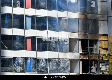 (230730) -- MOSCA, 30 luglio 2023 (Xinhua) -- questa foto scattata il 30 luglio 2023 mostra un edificio danneggiato da un attacco di droni a Mosca, in Russia. L'Ucraina ha tentato di lanciare un attacco contro obiettivi a Mosca con tre droni, ma non è riuscito a raggiungere il suo obiettivo, ha detto il Ministero della difesa russo domenica. Secondo il ministero, Kiev ha lanciato tre veicoli aerei senza equipaggio a Mosca la mattina presto di domenica. Uno fu abbattuto dalle forze di difesa aerea sopra il distretto di Odintsovo nella regione di Mosca, mentre gli altri due furono bloccati da sistemi di guerra elettronica e si schiantarono contro un complesso di non residenti Foto Stock