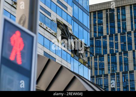 (230730) -- MOSCA, 30 luglio 2023 (Xinhua) -- questa foto scattata il 30 luglio 2023 mostra un edificio danneggiato da un attacco di droni a Mosca, in Russia. L'Ucraina ha tentato di lanciare un attacco contro obiettivi a Mosca con tre droni, ma non è riuscito a raggiungere il suo obiettivo, ha detto il Ministero della difesa russo domenica. Secondo il ministero, Kiev ha lanciato tre veicoli aerei senza equipaggio a Mosca la mattina presto di domenica. Uno fu abbattuto dalle forze di difesa aerea sopra il distretto di Odintsovo nella regione di Mosca, mentre gli altri due furono bloccati da sistemi di guerra elettronica e si schiantarono contro un complesso di non residenti Foto Stock