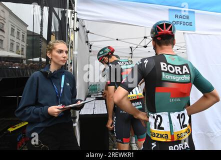 I piloti del team tedesco BORA - hansgrohe firmano la lista di partenza prima dell'inizio della quarta tappa finale della corsa a tappe ciclistica del Czech Tour nel centro di Sumperk, Repubblica Ceca, il 30 luglio 2023. (CTK Photo/Ludek Perina) Foto Stock