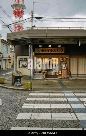 Giugno 2023, città di Sakaiminato. Negozi frontali lungo Mizuki Shigeru Road. Foto Stock