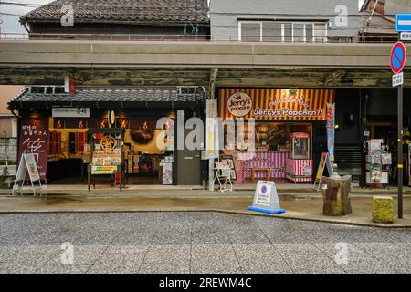 Giugno 2023, città di Sakaiminato. Negozi frontali lungo Mizuki Shigeru Road. Foto Stock