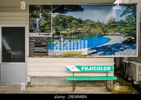 Giugno 2023, città di Sakaiminato. Negozi frontali lungo Mizuki Shigeru Road. Foto Stock