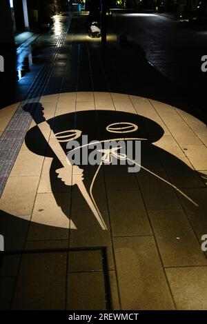 Giugno 2023, Sakaiminato. Proiezione di luce del personaggio di notte lungo la Mizuki Shigeru Road. Foto Stock