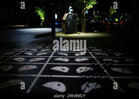 Giugno 2023, Sakaiminato. Proiezione di luce del personaggio di notte lungo la Mizuki Shigeru Road. Foto Stock