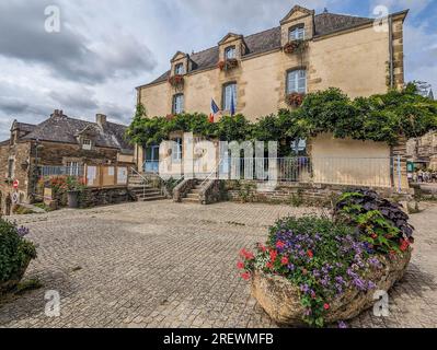 C) Denis TRASFI / MAXPPP - Francia, Bretagne, Morbihan, Ville de Rochefort en Terre le 20 juillet 2023 - la mairie / Francia, Bretagna, Morbihan, città Foto Stock