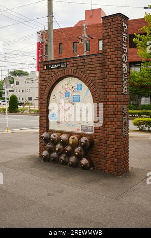 Giugno 2023, Tokoname City. Mappa all'esterno della stazione di Tokoname decorata con forni in ceramica Foto Stock