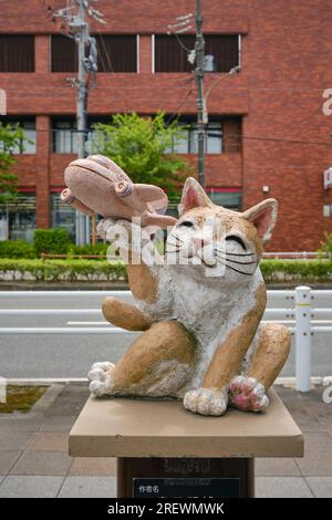 Giugno 2023, Tokoname City. Un gatto in ceramica con un aereo fuori dalla stazione di Tokoname Foto Stock