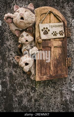 Giugno 2023, Tokoname City. Un gatto in ceramica (manekineko) lungo la via Manekineko Foto Stock
