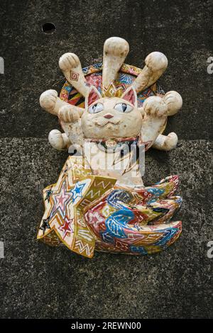 Giugno 2023, Tokoname City. Un gatto in ceramica (manekineko) lungo la via Manekineko Foto Stock