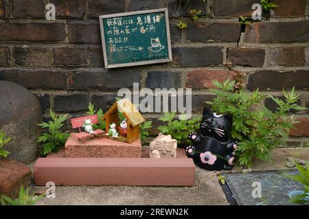 Giugno 2023, Tokoname City. Graziosa decorazione di gatto lungo il percorso della ceramica di Tokoname Foto Stock
