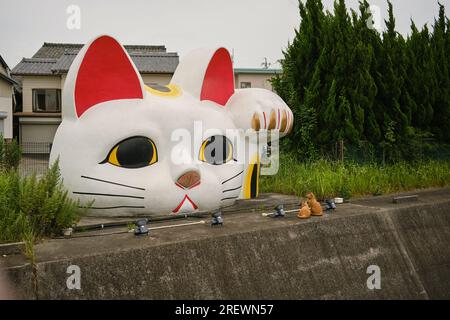 Giugno 2023, Tokoname City. Il gatto gigante chiamato Manekineko, chiamato Tokonyan lungo il percorso della ceramica di Tokoname Foto Stock