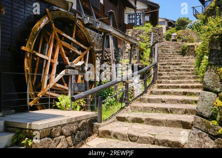 Luglio 2023, ruota idraulica a Magome juku. Magome juku era la 43a delle 69 stazioni della Nakasendo che collegava Edo con Kyoto durante il periodo Edo Foto Stock