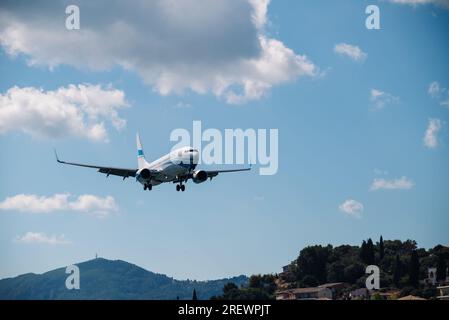 Kerkyra, Grecia - 09 24 2022: Atterraggio aereo sulla pista di Corfù, sullo sfondo delle colline con le case della città di Corfù. Foto Stock