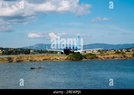 Kerkyra, Grecia - 09 24 2022: Aeroporto di Corfù, l'aereo TUI si prepara a decollare dalla pista di atterraggio più corta. Foto Stock