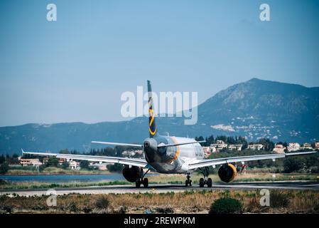 Kerkyra, Grecia - 09 24 2022: Aeroporto di Corfù, l'aereo Condor si prepara a decollare dalla pista di atterraggio più corta. Foto Stock