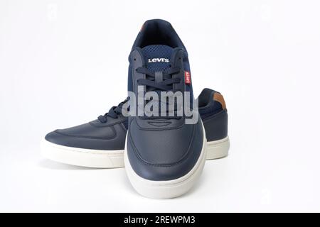 Hasselt. Limburg - Belgio 06-06-2023. Sneakers LEVIS modello LIAM navi blu. Vista coppia Foto Stock