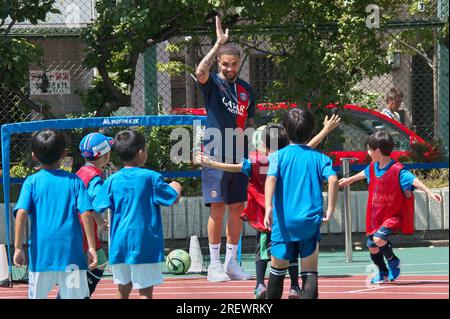 Tokyo, Giappone. 30 luglio 2023. Il Paris Saint-Germain Defender Layvin Kurzawa frequenta la clinica di calcio per bambini a Tokyo, in Giappone, il 30 luglio 2023. Foto di Keizo Mori/UPI Credit: UPI/Alamy Live News Foto Stock