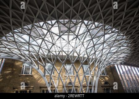 Dettagli del baldacchino della stazione di Kings Cross Foto Stock