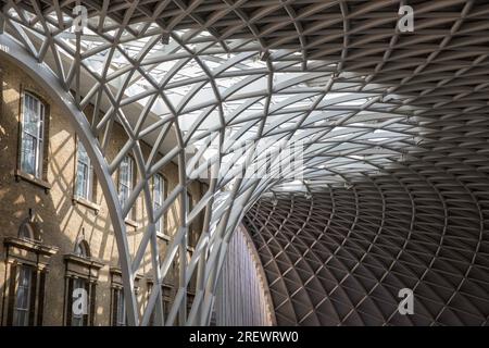 Dettagli del baldacchino della stazione di Kings Cross Foto Stock