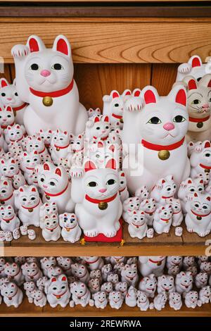 Luglio 2023, beckoning Cats (maneki Neko) al Tempio di Gotokuji, Setagaya, Tokyo Foto Stock